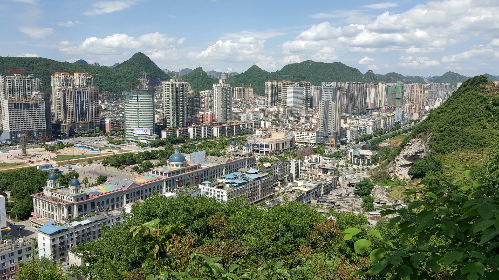 貴州省六盤水市鐘山區沿河街靠近六盤水市國家稅務局